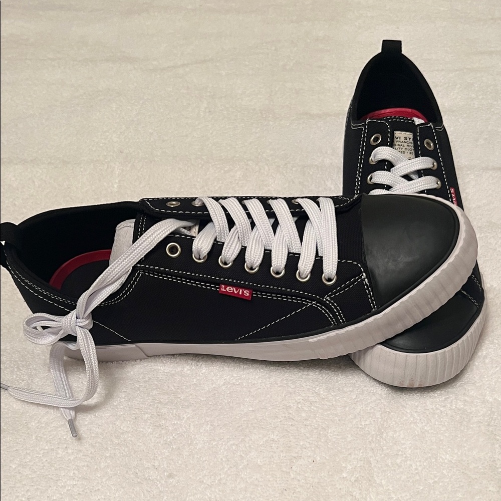 New In Box! Levi’s Men’s Anikin Canvas Sneakers in Black Super Sharp! MSRP- $60